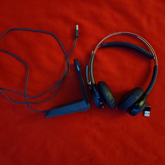 Pre-own Plantronics Voyager Dual Ear Phone Headset W/Charge Stand Bluetooth PC - Picture 2 of 3